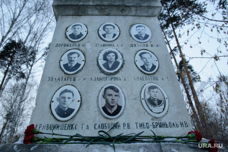 Возложение цветов на могиле "дятловцев" по случаю 58-ой годовщины гибели группы. Екатеринбург
