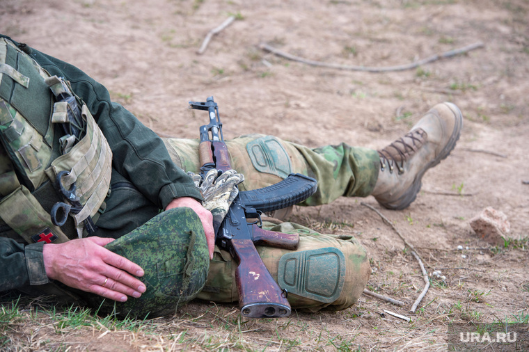 Военная подготовка к службе в зоне СВО. Центр Стрелец.Пермь, каска, автомат калашникова, оружие, стрелки, спецназ, чвк, сво, армия россии, штурмовики