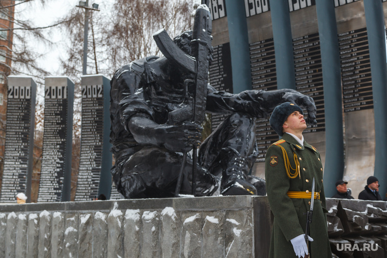 Открытие мемориала "Черный тюльпан". Екатеринбург, почетный караул, памятник черный тюльпан