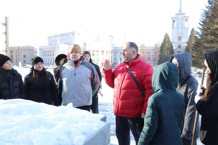 Субботник прошел по инициативе главы Октябрьского района Екатеринбурга Игоря Костенко и «Боевого братства»