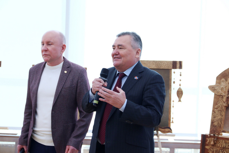 Валерий Сухих (справа) напомнил во время презентации выставки об истории объединения двух субъектов