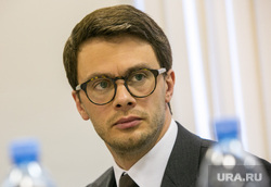 Макар Герман вынес двери из здания администрации