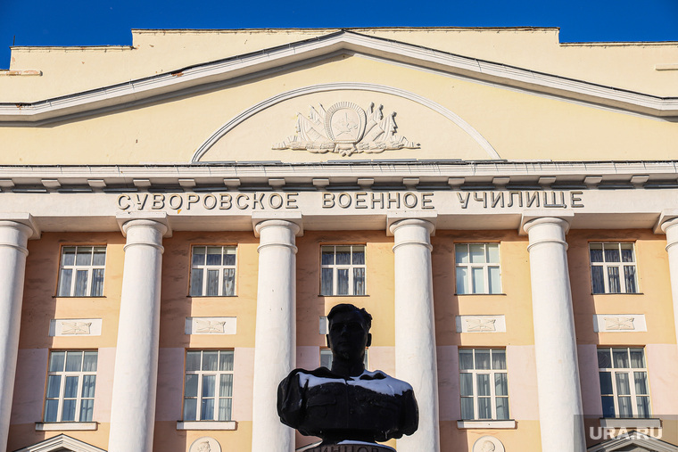 Открытие памятной доски Свердловскому пехотному училищу в Екатеринбургском суворовском военном училище. Екатеринбург