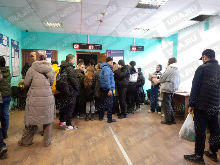 В очереди есть мамы с грудными детьми