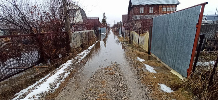 Вода подтапливает дороги и участки