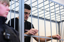 На лице мужчины видны синяки