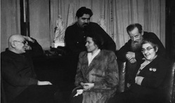 Агния Барто (в центре) и Павел Бажов (справа). Перед Бажовым писательница Мариэтта Шагинян