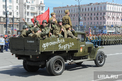 Возложение венков к Вечному огню и торжественное построение челябинского гарнизона в честь Дня Победы.  Акция "Бессмертный полк". Челябинск