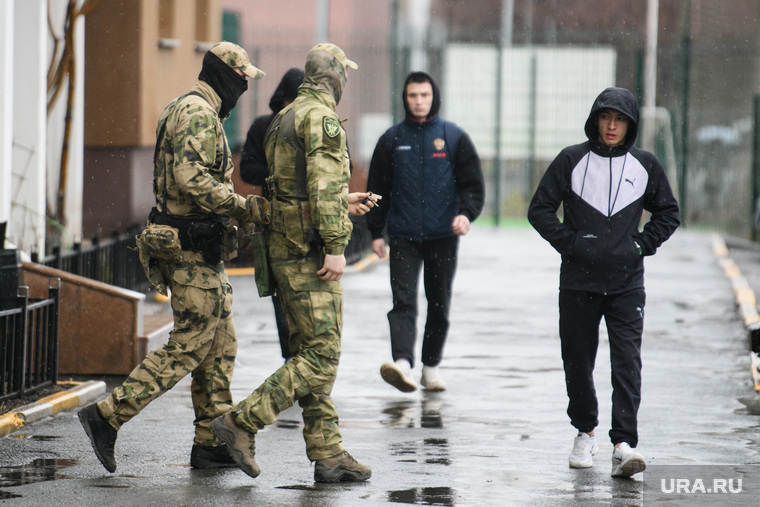 Силовики из СОБР у офиса на улице Громова, 24. Екатеринбург 