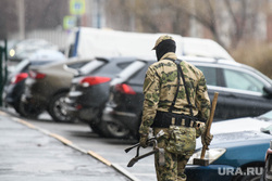 Силовики СОБР у офиса на улице Громова, 24. Екатеринбург , лом, собр, обыск, силовики в масках, силовик с кувалдой