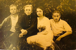 Единственная семейная фотография, котора сохранилась (слева сам ветеран)