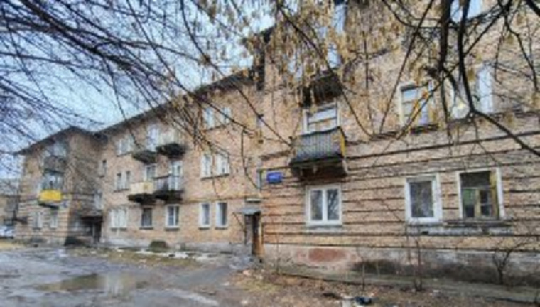 Трехэтажные здания находятся на улице Социалистической на четной стороне улицы — с 26 по 38 дом