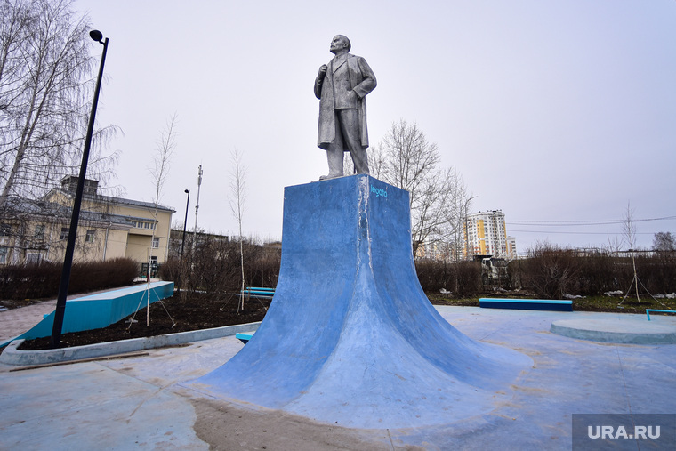 Памятник Ленина, вокруг которого строят скейт-парк. Верхняя Пышма