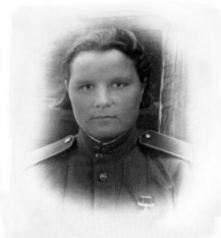 Один из считанных снимков военных лет. Четыре года Маше Рыбаловой было не до фотоссессий