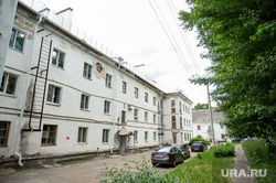 Карбышева 10, мать выгуливала ребенка с поводком на руке. Пермь, заросли, деревья, трава, хрущевка, спальный район, дом, жилье, сталинка