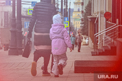 Клипарт, ретро-ляп. Пермь, ребенок, тротуар, мама, девочка, женщина