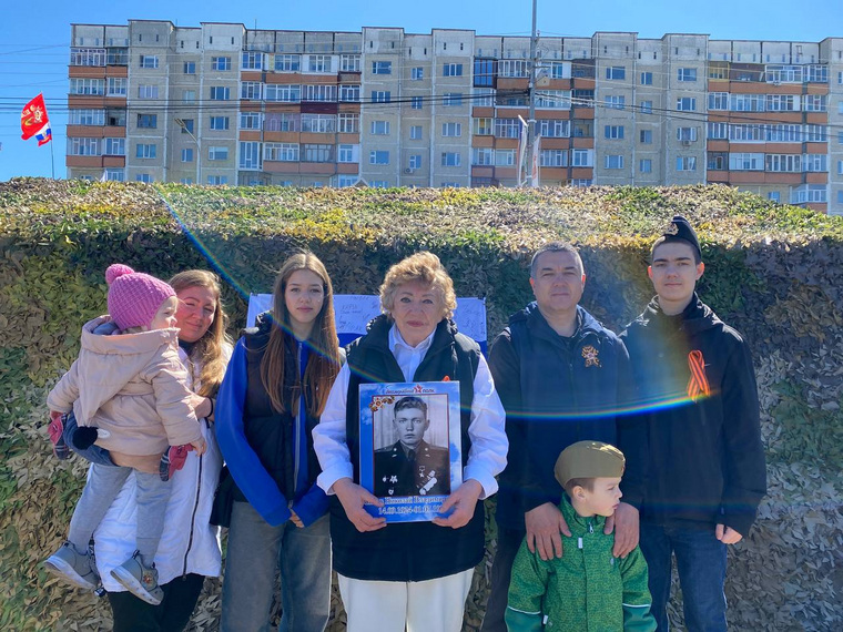 78-летняя волонтер Стелла Николаевна и ее внуки