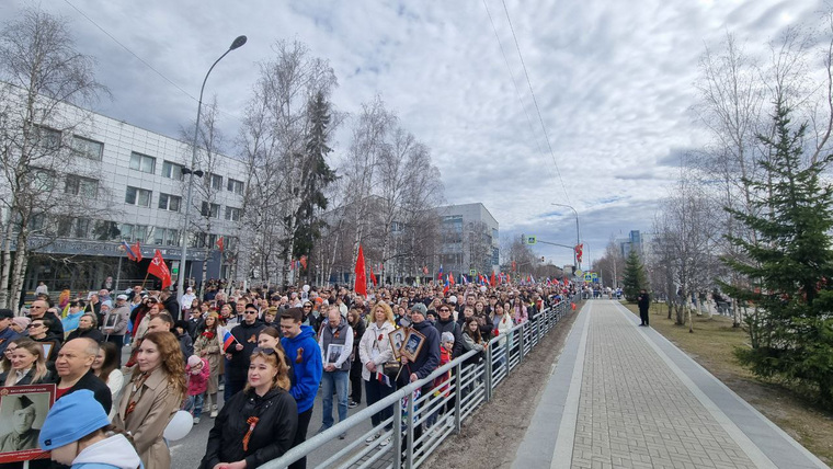В Ханты-Мансийске Бессмертный полк растянулся на всю улицу