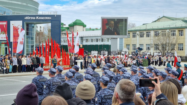 На улице Ленина перед КТЦ в Ханты-Мансийске