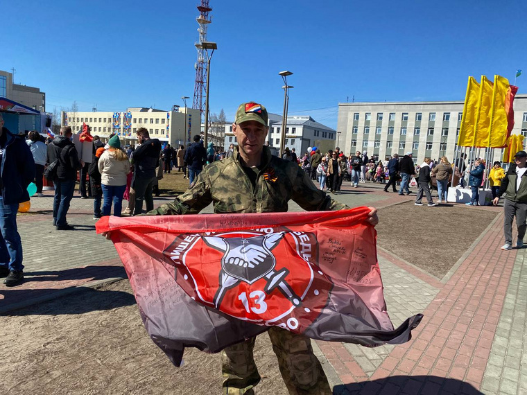 Наш коллега Евгений Неупокоев прошел со знаменем своего подразделения по улицам Сургута