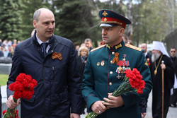 Жога и Паслер возглавили «Бессмертный полк» в Екатеринбурге. Видео