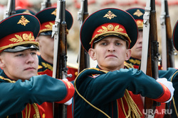 Военный сделал предложение девушке перед парадом Победы в Екатеринбурге. Видео