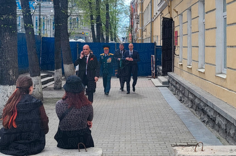 «Везде следите!» — иронично отреагировал Денис Паслер, увидев журналиста у здания УФСБ