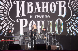 Но фронтмен анонсировал еще пару песен