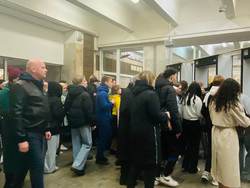 Сотрудники метрополитена стараются не допустить давок