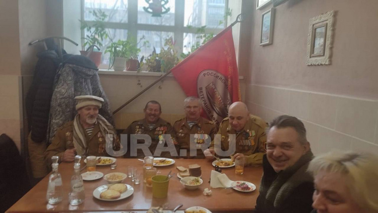 Ветеран (второй слева) в кругу сослуживцев