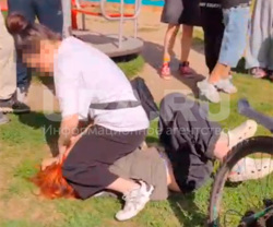 Девочка избивала 12-летнюю школьницу под овации друзей в Первоуральске. Видео