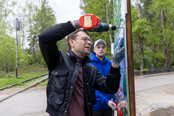 Алексей Вихарев помог в установке информационных стендов
