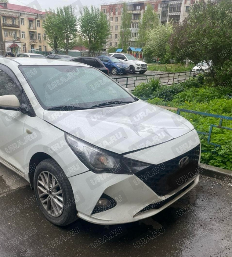 На капоте авто осталась глубокая вмятина