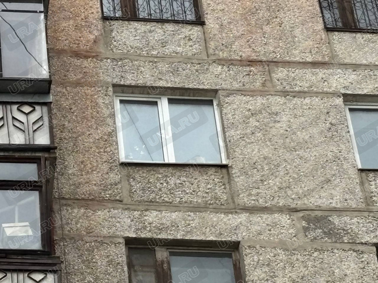 Мальчик забрался на подоконник, пока отца не было рядом