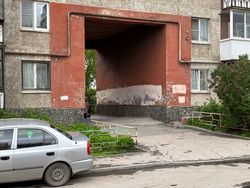 На этом месте стоял автомобиль, который спас ребенка