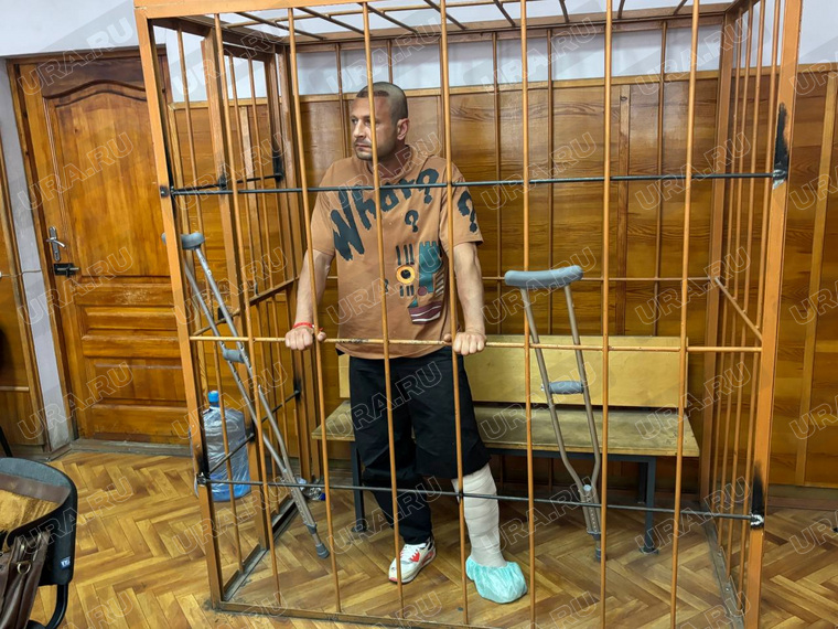 Сергей Красуцкий, несмотря на боль, из уважения к суду вставал, когда этого требовал регламент