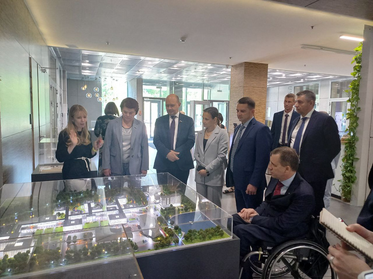 Перед заседанием делегация изучила работу «СКБ Контур»