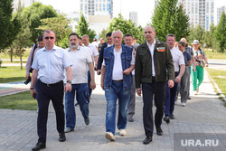 Прямо в целинке Денис Паслер поехал дальше по делам