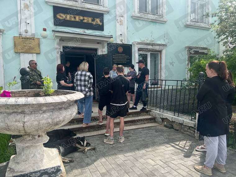 К ритуальному агентству пришли десятки человек