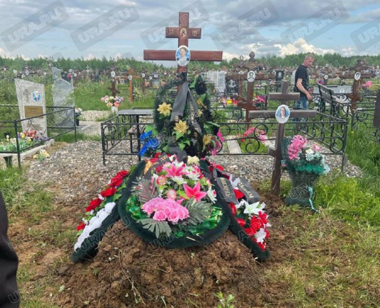 Анастасию похоронили рядом с могилой матери