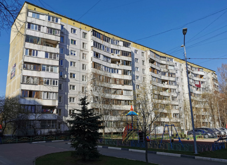 Из минусов — вместе с квартирой покупатель получает неудобные планировки, низкие потолки и старые подъезды