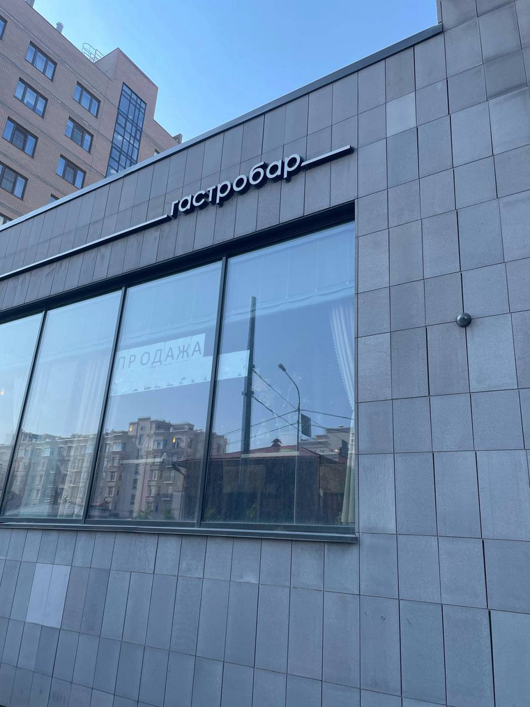Заведение находится в самом центре города на Осипенко
