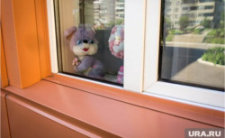 Из окна многоэтажки в Ноябрьске выпала девушка