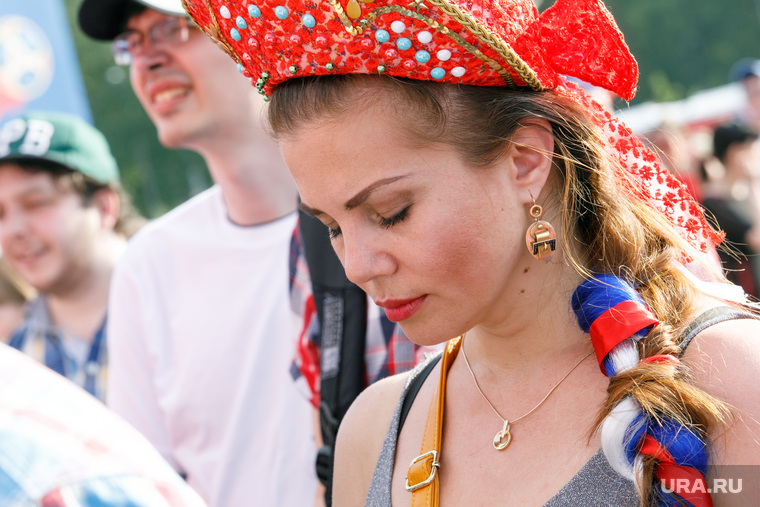 Фан-зона в ЦПКиО Маяковского. Матч Россия - Испания. Екатеринбург, россия, патриотизм, коса, русская красавица, флаг россии