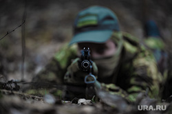 Военно-тактическая подготовка гражданского населения на полигоне. Пермь, тренировка, противостояние, боевики, лес, война, подготовка, конфликт, вооруженные силы, тайга, бойцы, зеленка, вооруженные люди, вооруженный человек, ствол, мушка, весна, солдат, мобилизация, вс рф, сво, ствол автомата, наемники, военный, бойцы сво