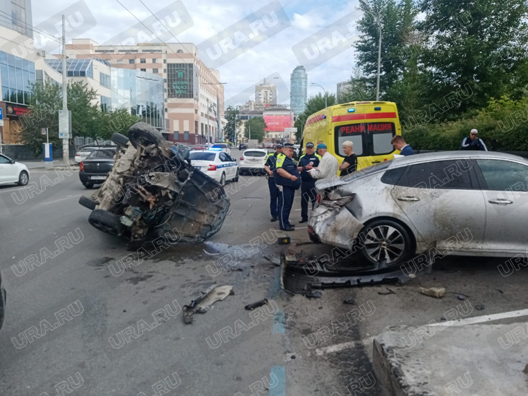 Машина помяла другую и опрокинулась