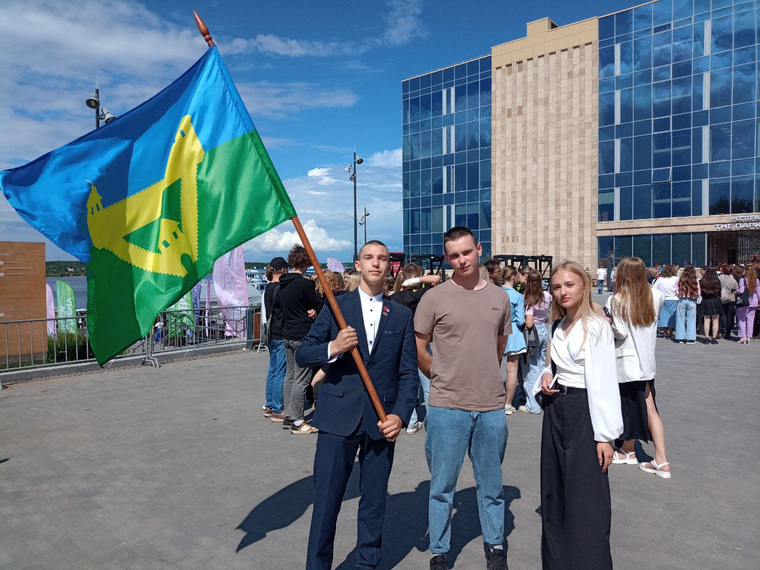 В руках у ребят — герб Ординского округа