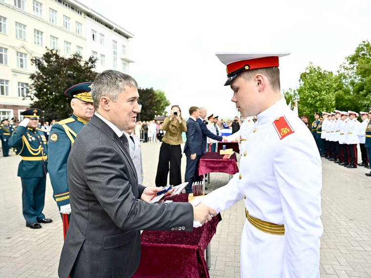 Лучшие выпускники Пермского суворовского военного училища получили аттестаты из рук главы региона