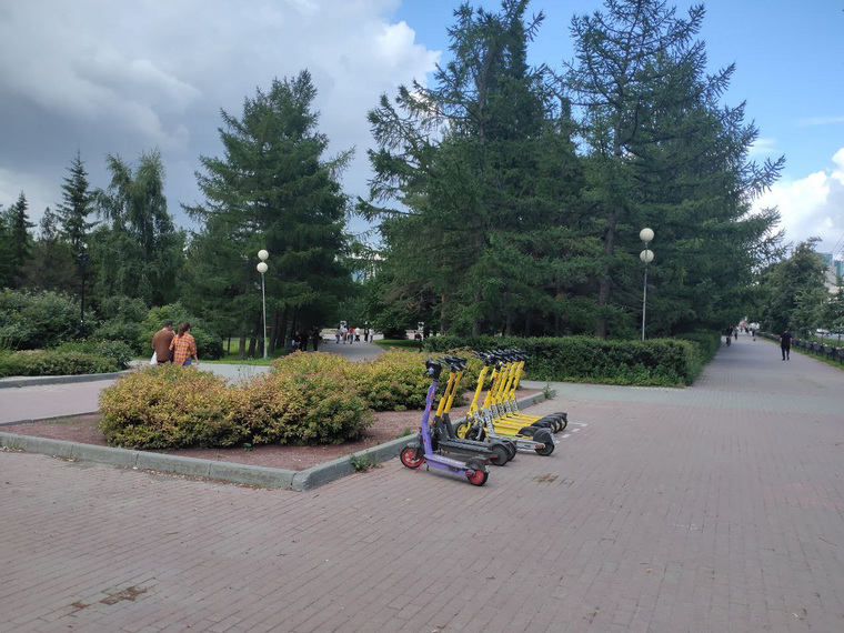 Если после работы необходимо быстро добраться до места, а на машине ехать долго, можно взять электросамокат