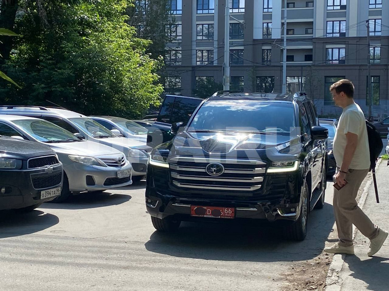 Автомобиль с дипломатическими номерами возле суда можно увидеть нечастно